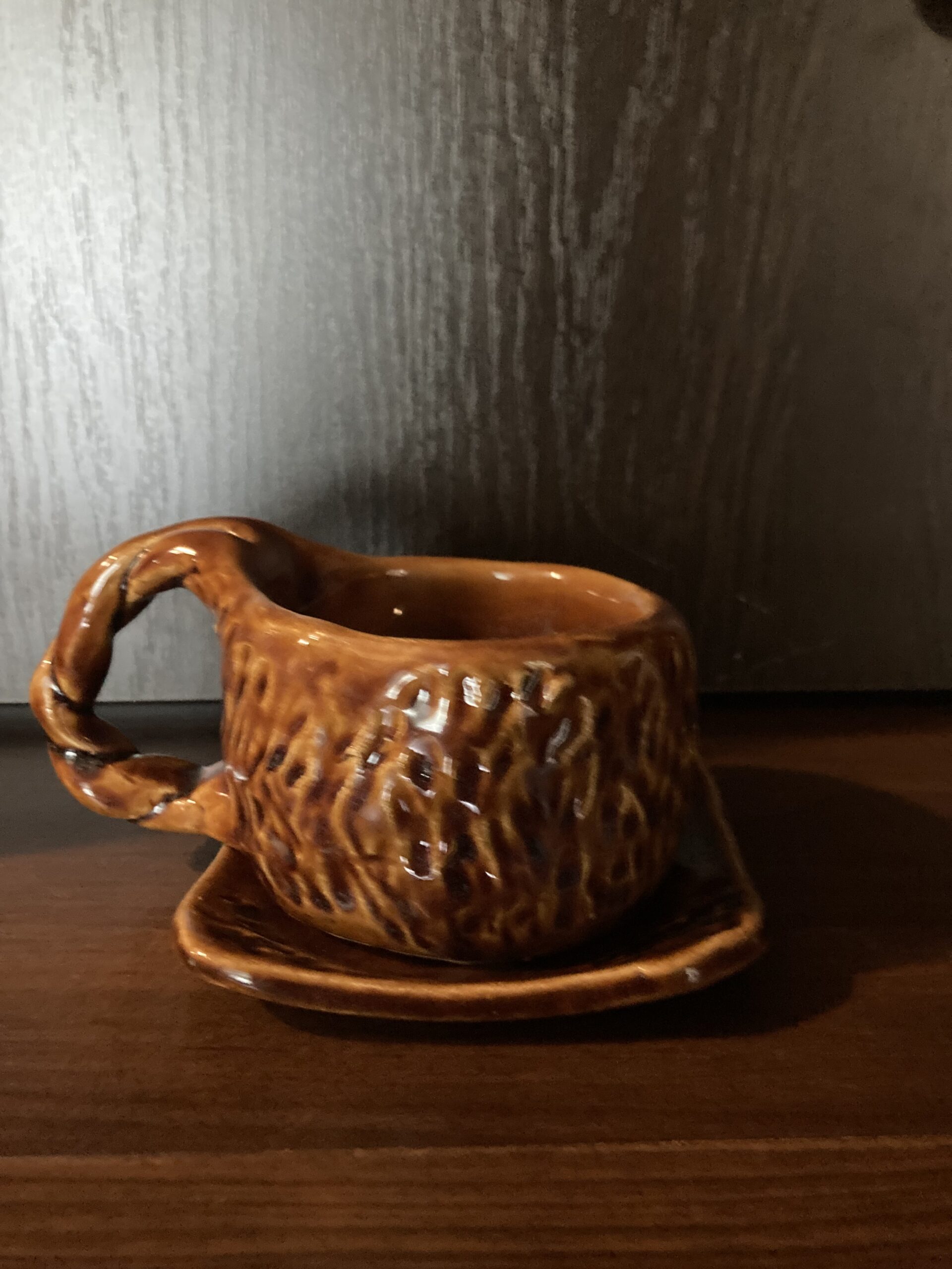 чайная пара: состоит из квадратного блюдца и резной кружке с плетенной ручкой. цветовая гамма темный кофе.