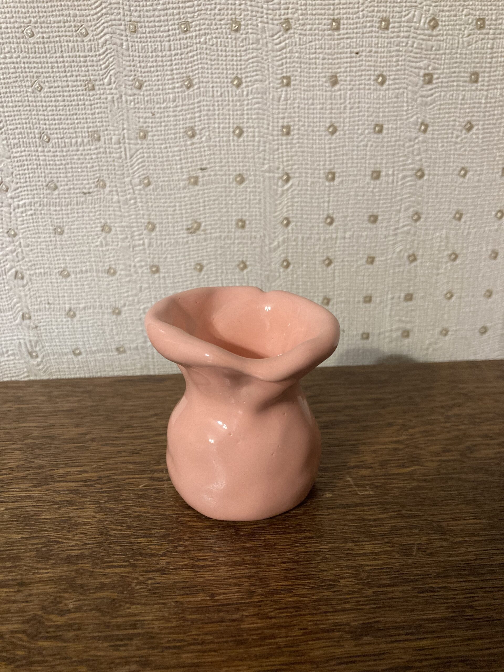 мини вазочка, похожа на восьмерку, сверху расширенное горлышко похожее на юбочку. цвет-оранжево розовый.