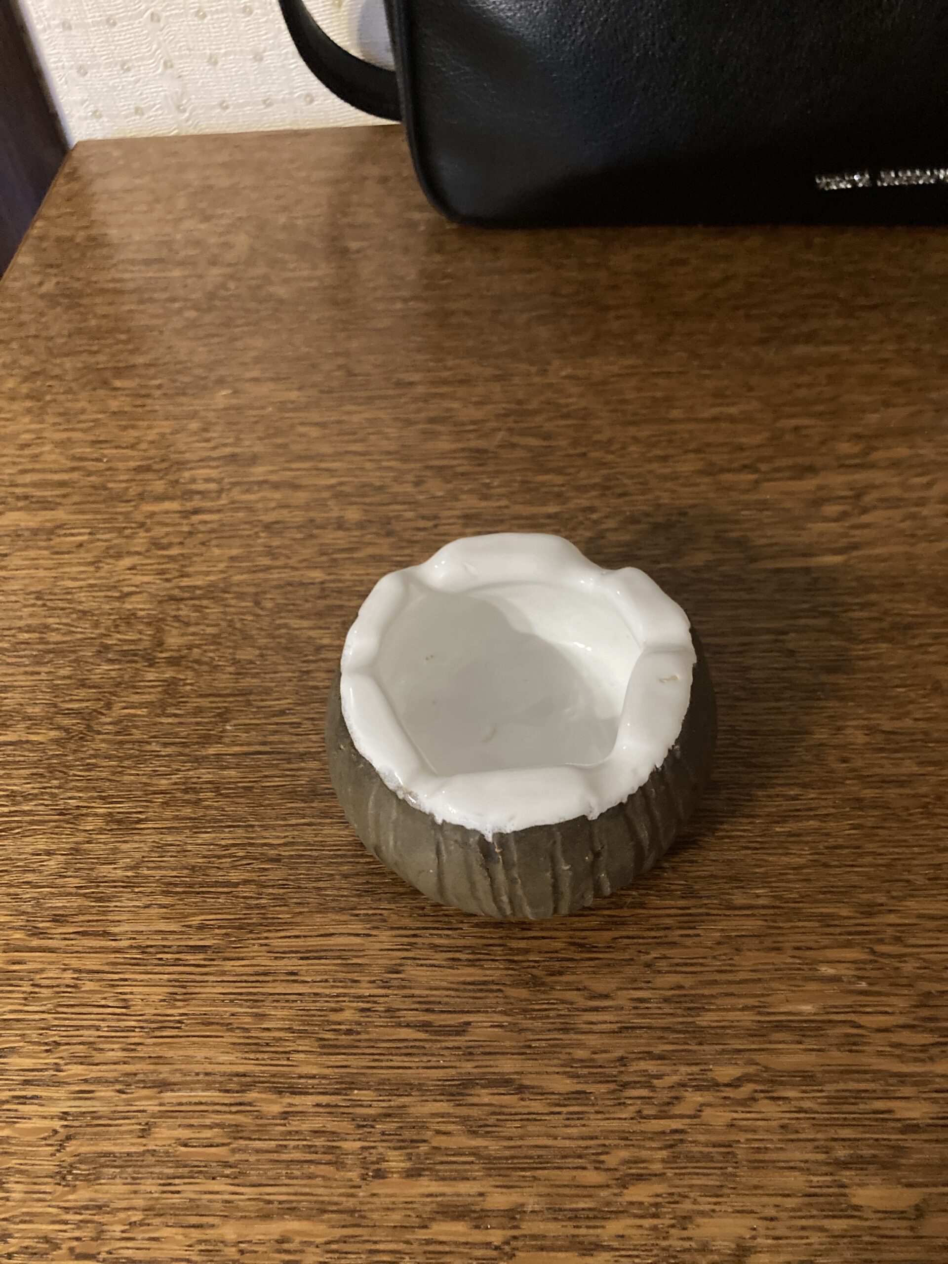 небольшая пепельница, фактурная цвет снаружи: горький шоколад. цвет внутри: белый. диаметр: 7-8 см.