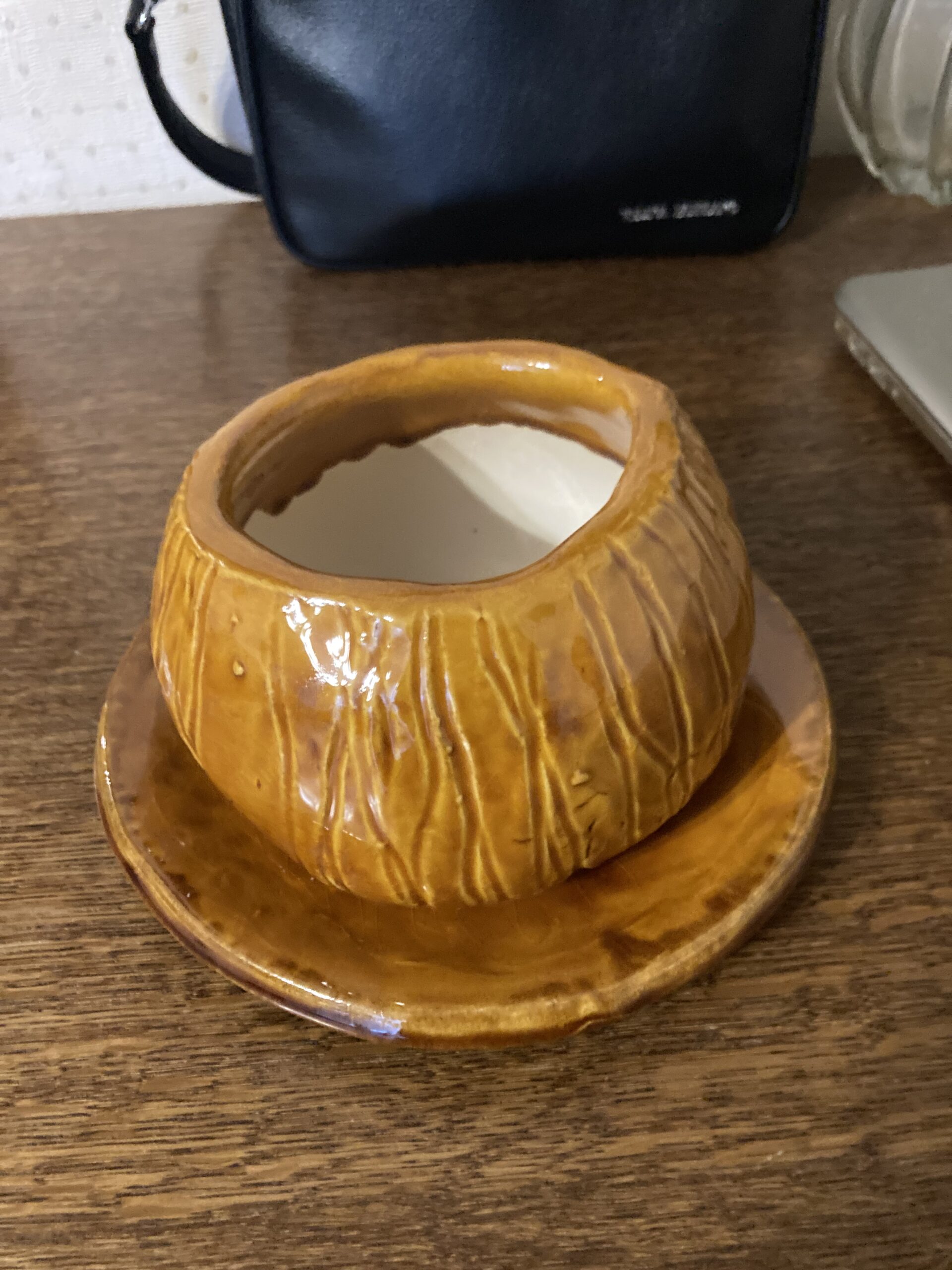 Керамический горшок для цветка, цвет: античное золото, бронза. Горшок фактурный, на дне горшка расположены несколько отверстий для дренажа.